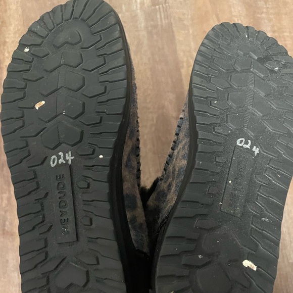 Hey Dude Denny Leo in Nut Size 6 Comfort and Fuzzy - Picture 8 of 8